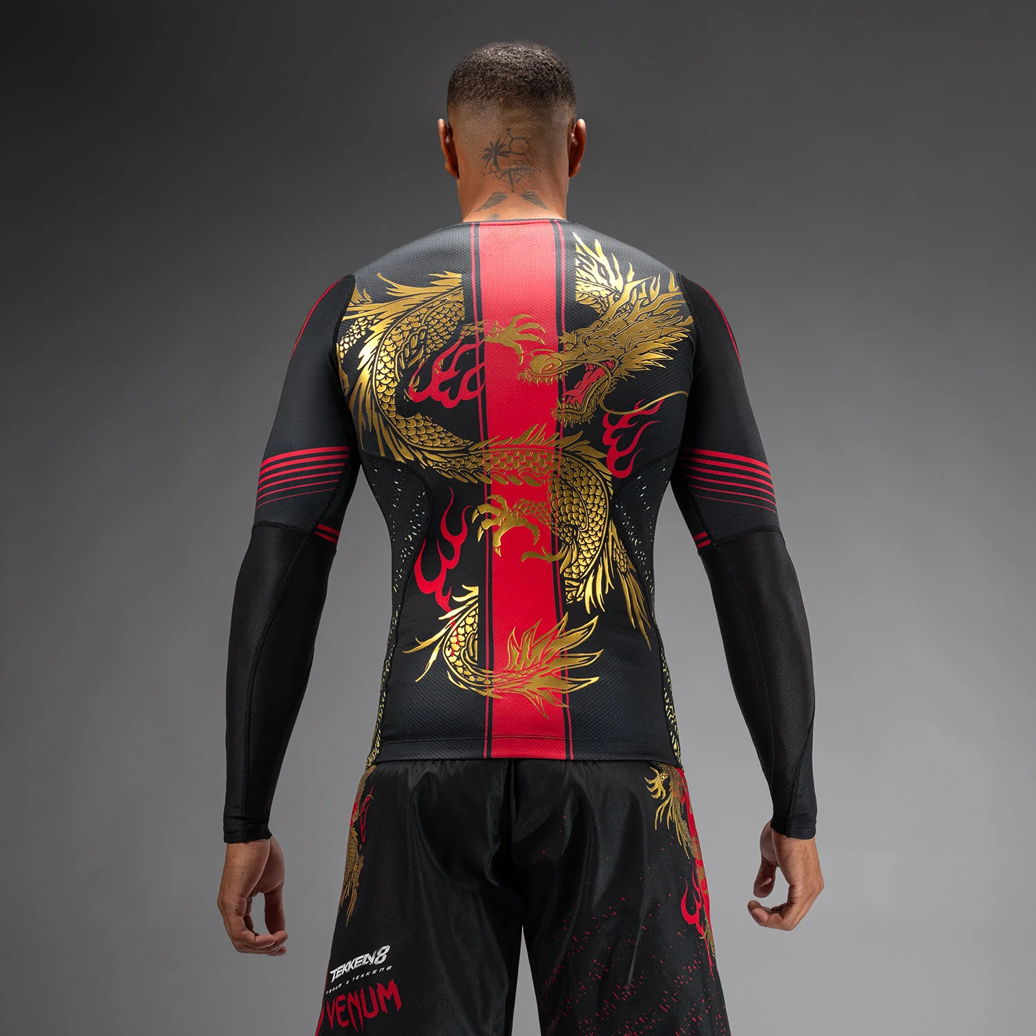 Venum x TEKKEN 8 - Marshall Law Rashguard - Schwarz/Rot/Gold - Image 2