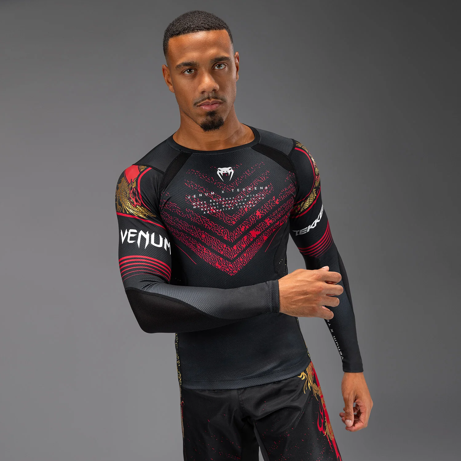 Venum x TEKKEN 8 - Marshall Law Rashguard - Schwarz/Rot/Gold - Image 3