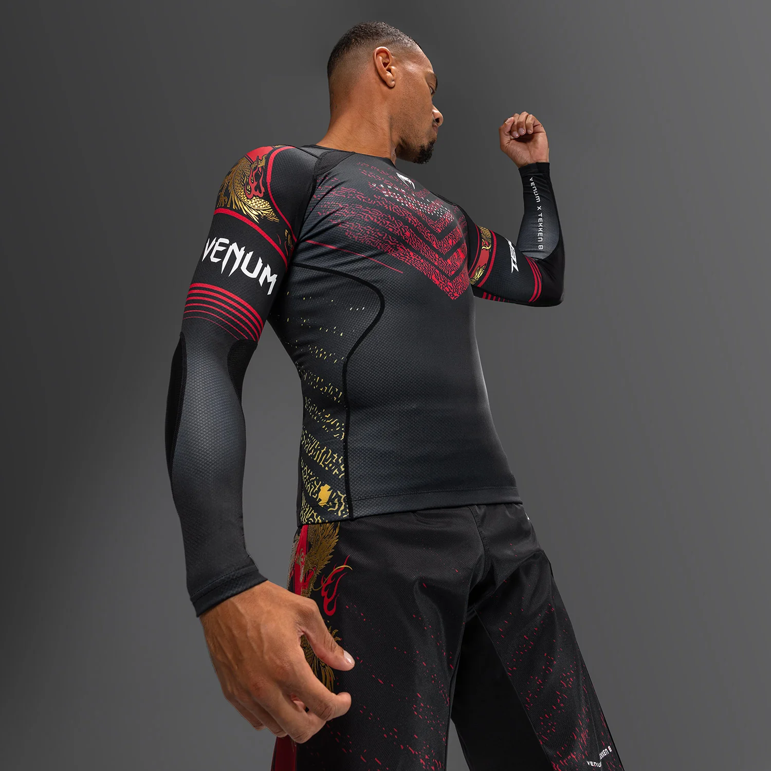 Venum x TEKKEN 8 - Marshall Law Rashguard - Schwarz/Rot/Gold - Image 4