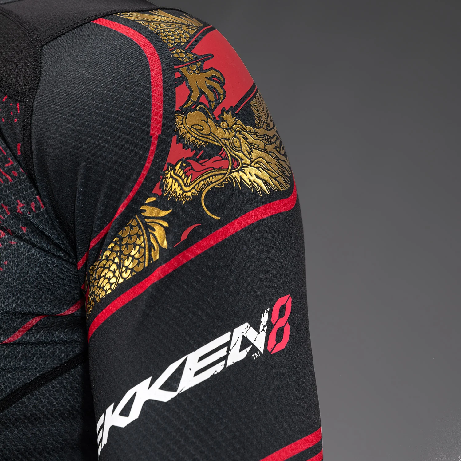 Venum x TEKKEN 8 - Marshall Law Rashguard - Schwarz/Rot/Gold - Image 5
