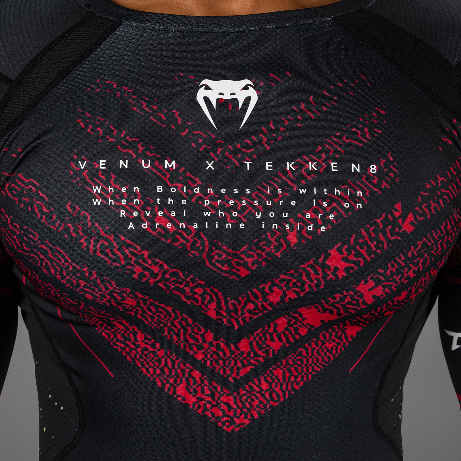 Venum x TEKKEN 8 - Marshall Law Rashguard - Schwarz/Rot/Gold - Image 6