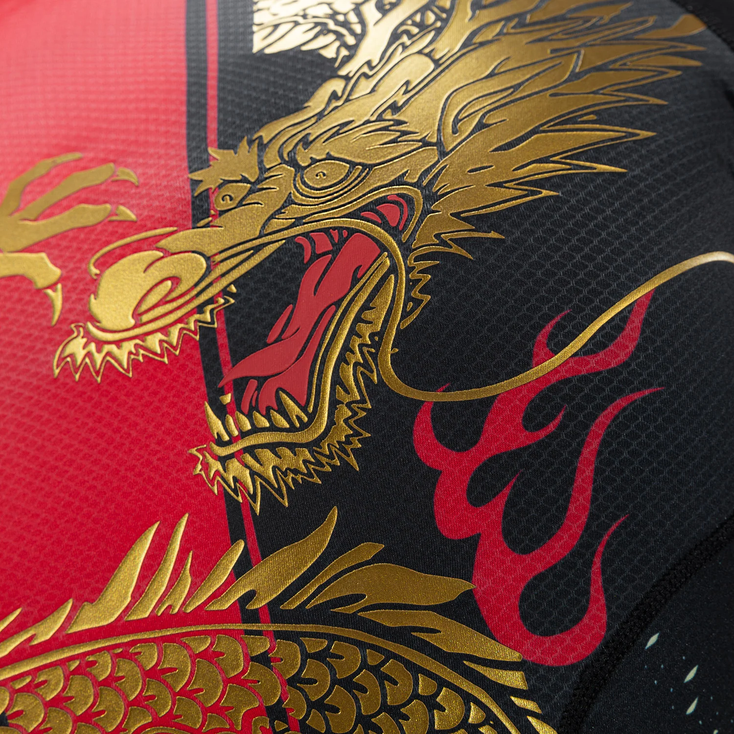 Venum x TEKKEN 8 - Marshall Law Rashguard - Schwarz/Rot/Gold - Image 7