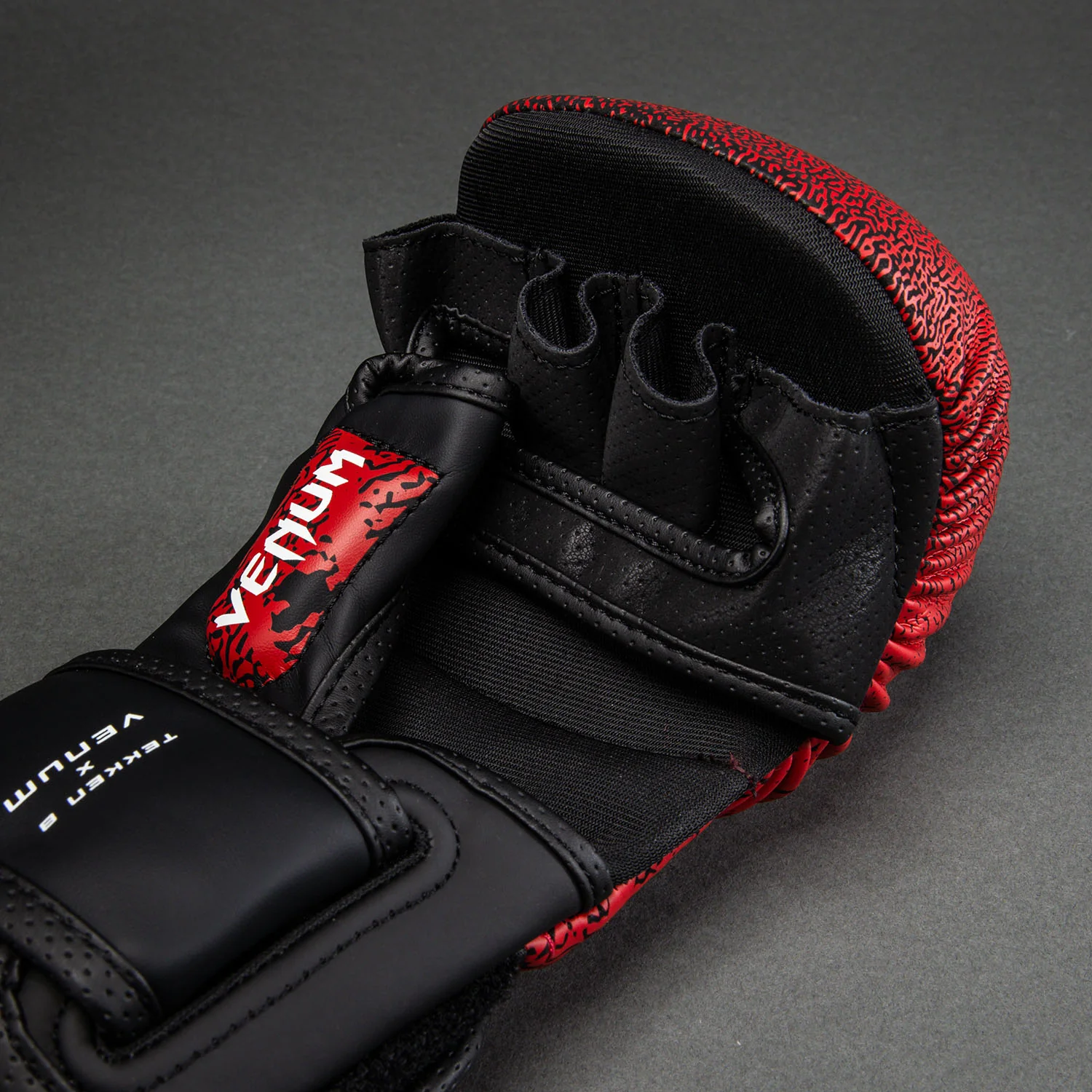 Venum x TEKKEN 8 Sparring Handschuhe - Kazuya - Rot/Schwarz - Image 3
