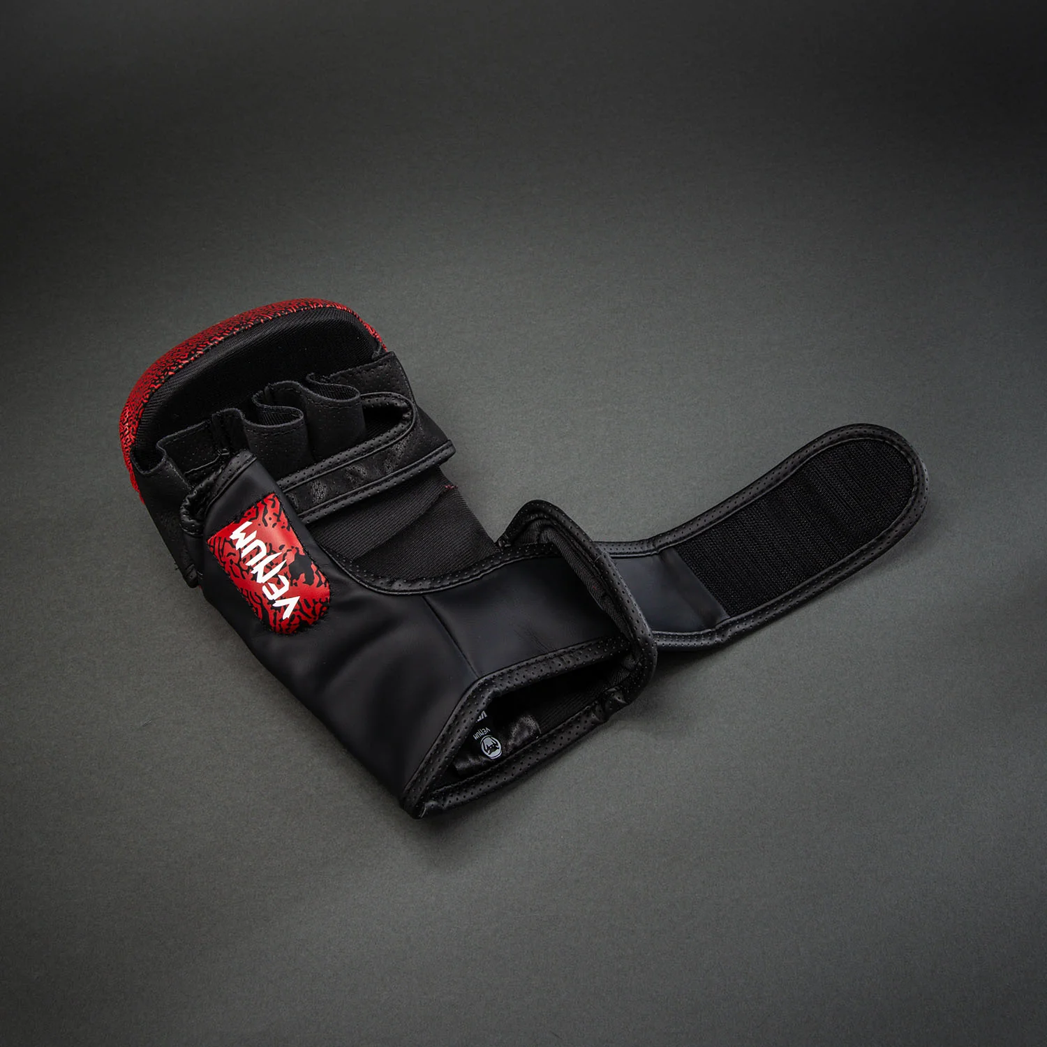Venum x TEKKEN 8 Sparring Handschuhe - Kazuya - Rot/Schwarz - Image 5