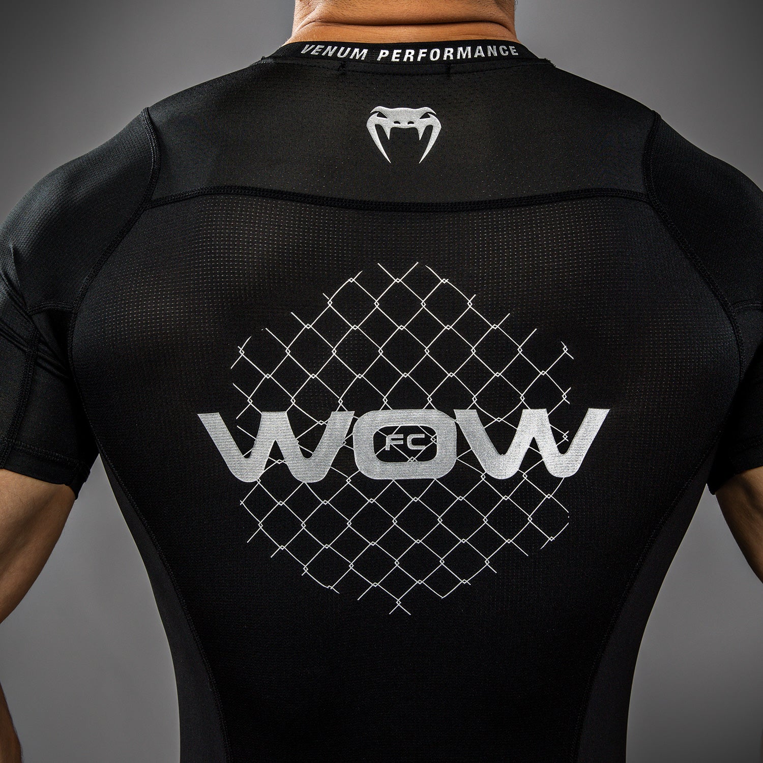 Venum x WOW FC Kurzarm Rashguard - Schwarz/ Grau - Image 6
