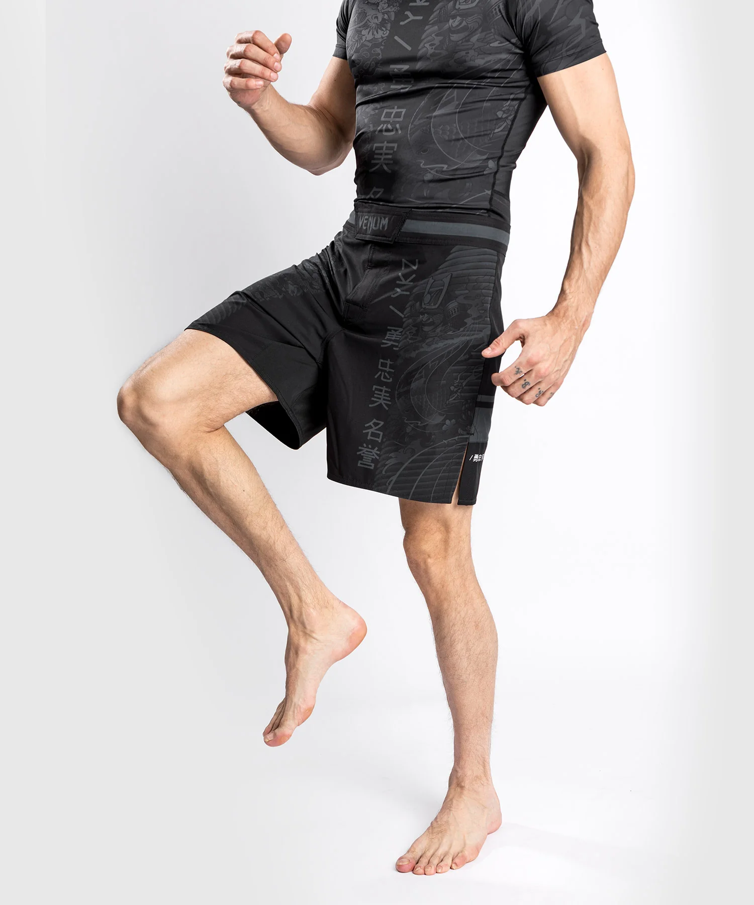 Venum YKZ21 Fightshort – Schwarz/Schwarz - Image 3